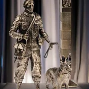 В подарок: Бронзовая статуэтка «Пограничник», 140×60×35 мм — фотография 1
