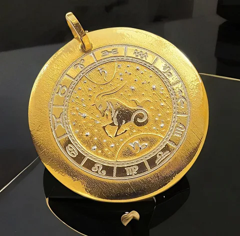 На память: Автомобильный брелок «Козерог»