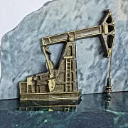 Настольные часы «Нефтяная качалка» из бронзы и змеевика — необычный подарок — фотография 2