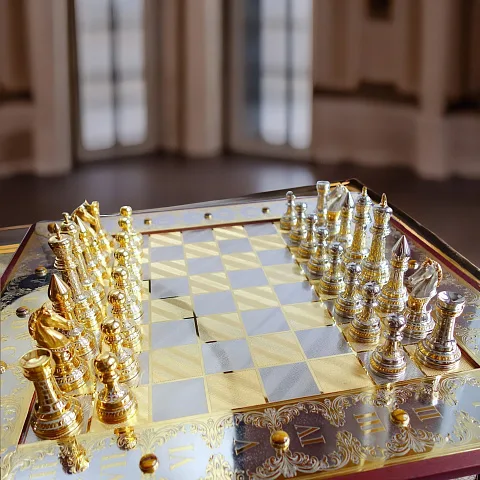 Шахматы «Царские» — необычный подарок