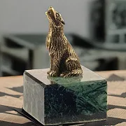 Бронзовая статуэтка «Воющий волк» на змеевике в подарок — фотография 1