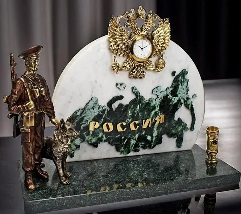 Настольные часы «Пограничник с собакой» — оригинальный подарок