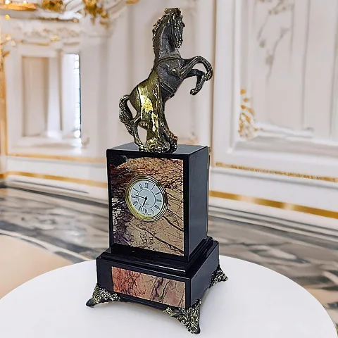 Каминные часы «Конь» из яшмы в подарок