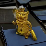 На память: Бронзовая фигурка «Кот-повар» с позолотой — фотография 1