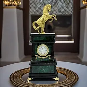 Каминные часы «Конь с попоной» из малахита и долерита в подарок — фотография 1