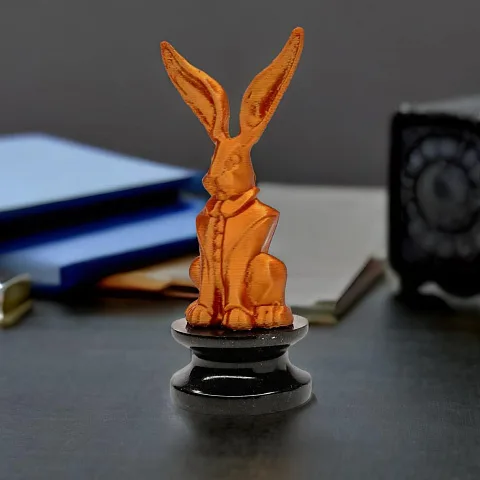На память: Статуэтка «Сторожевой кролик» из дизайнерского пластика